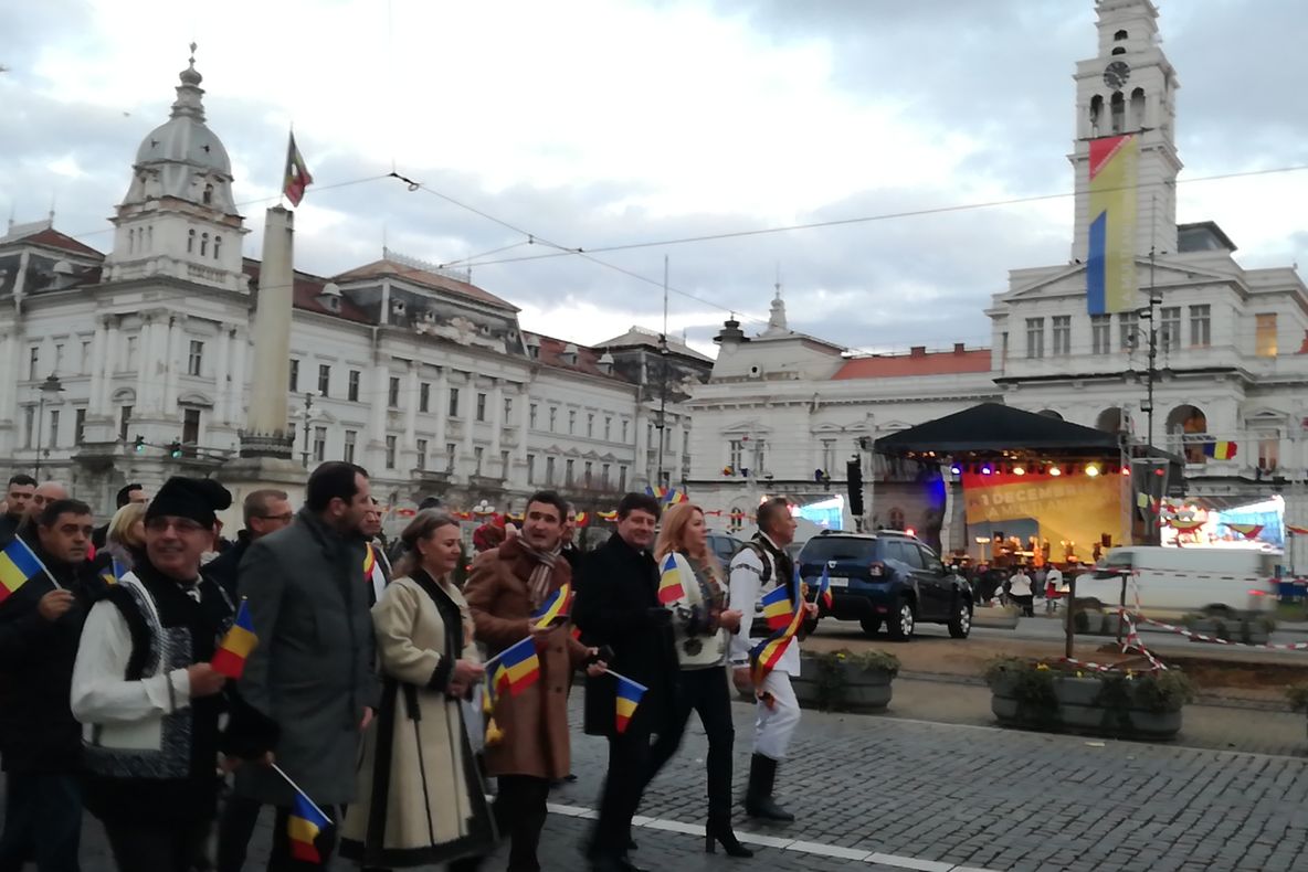 Arad AUDIO FOTO VIDEO: Cum a arătat mega-parada costumelor populare de la Arad, pentru a marca Ziua Națională a României. Sărbătoarea continuă duminică