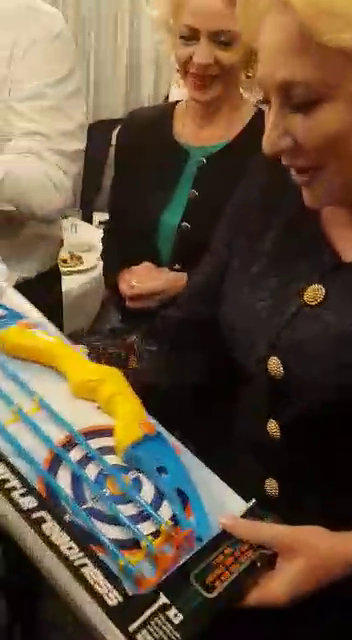 Arad: FOTO VIDEO Momentul cu video complet când ministrul Agriculturii, Petre Daea, primește cadourile: două torturi în formă de oaie, cravată cu oițe, papion cu văcuțe și jucării