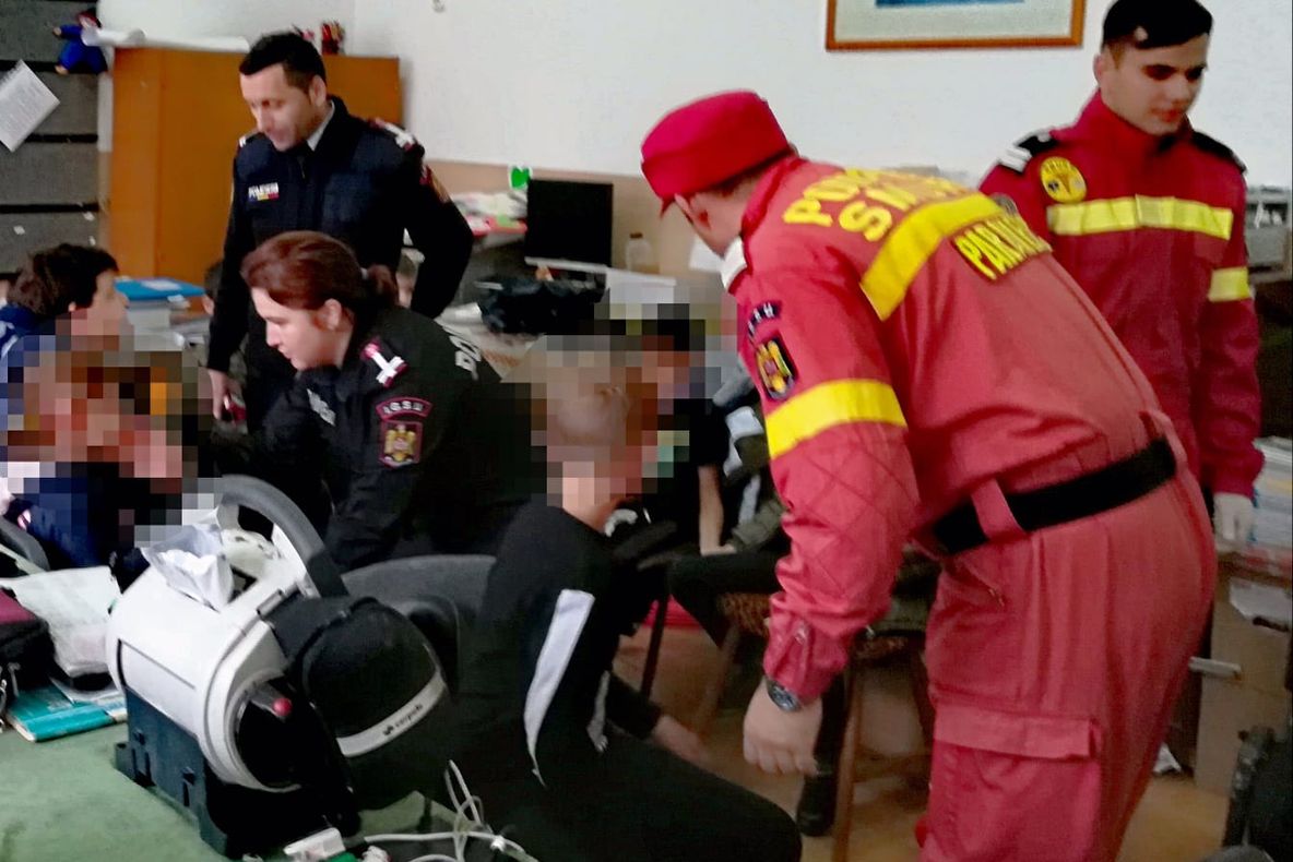 Arad: UPDATE AUDIO 7 copii dintre cei 16, aflați în microbuzul școlar implicat în accident, trasportați la spital. Copiii erau în drum către școală