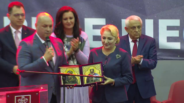 Arad: FOTO VIDEO Cadouri inedite pentru Viorica Dăncilă la Arad: o icoană de la cea mai veche mănăstire din România, Hodoș-Bodrog, și o sabie de samurai. "Nu o să îmi fac harakiri"