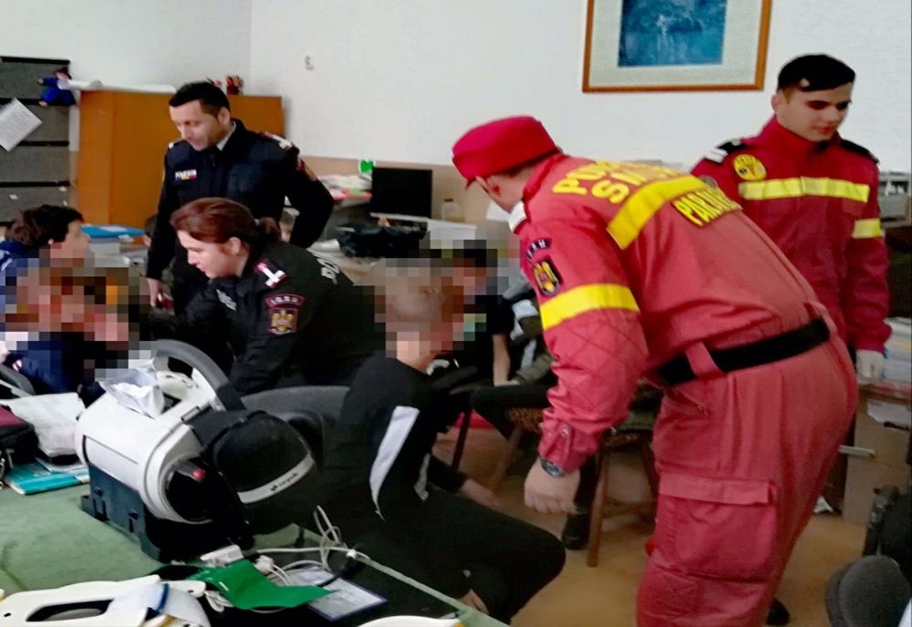 Arad: Imagini VIDEO de la accidentul cu microbuzul cu copii. Două fetițe de 8 ani au rămas internate în spital