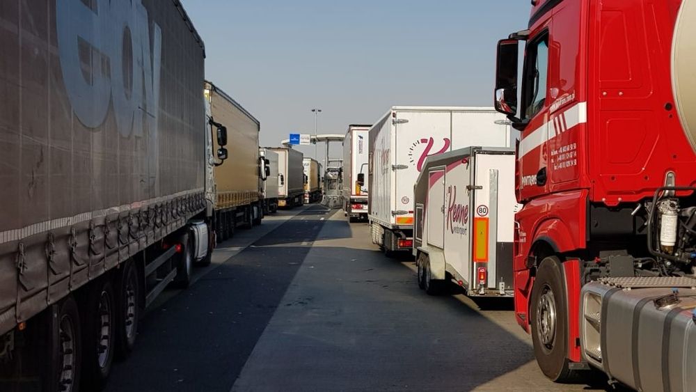 Arad:  Aglomerație la frontiera de vest. Camioanele așteaptă chiar și 6 ore ca să iasă din România. Ce recomandă Poliția de Frontieră