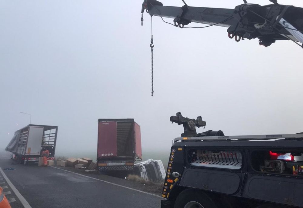  Arad: AUDIO FOTO Un camion s-a răsturnat pe autostrada A11 și a rupt parapeții