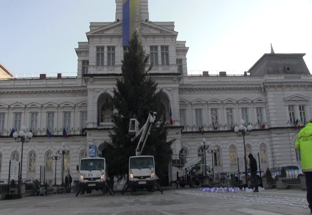 Arad: VIDEO Scandal în jurul bradului de Crăciun și mozaicul din centrul Aradului