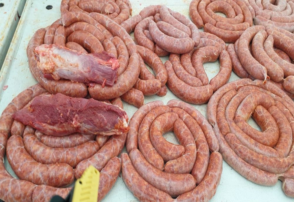 Arad: FOTO VIDEO Concurs internațional de bucate tradiționale "Pomana Porcului", în județul Arad. Printre participanți, fostul ministru al Afacerilor Interne, Constantin Traian Igaș