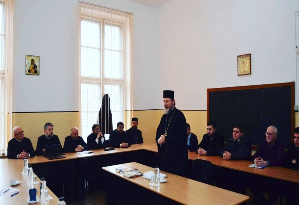 Arad: Premieră la Facultatea de Teologie Ortodoxă din Arad: Episcopul-vicar al Arhiepiscopiei Aradului, PS Emilian Crișanul, a susținut prima teză de abilitare  