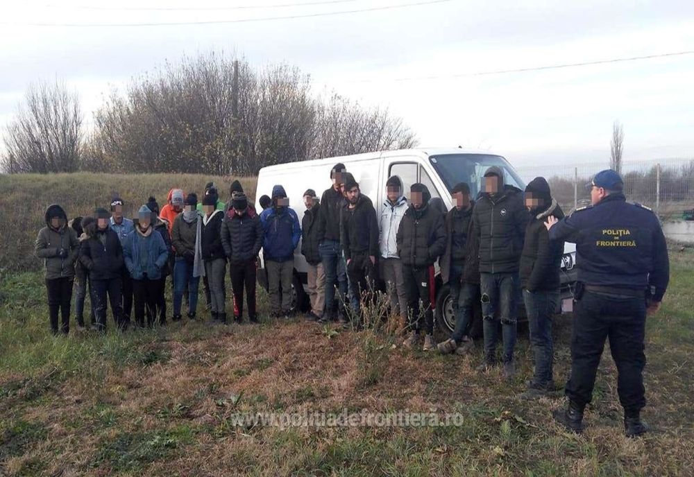 Arad: 23 de migranți, călăuziți de un bărbat din Arad, descoperiți la frontiera cu Serbia