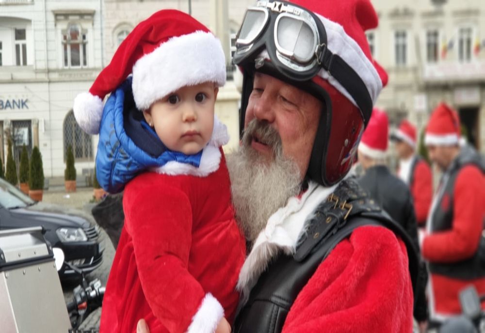 Arad: FOTO VIDEO Moș Crăciun inedit la Arad. A schimbat sania trasă de reni cu caii putere ai motocicletelor și a adus bucurii bătrânilor și copiilor