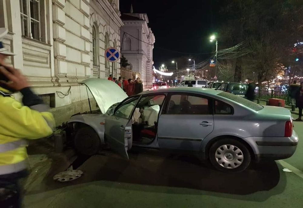 Arad: A intrat cu mașina în Palatul Administrativ, clădire monument în care se află Primăria și Pefectura Arad. Cine era la volan