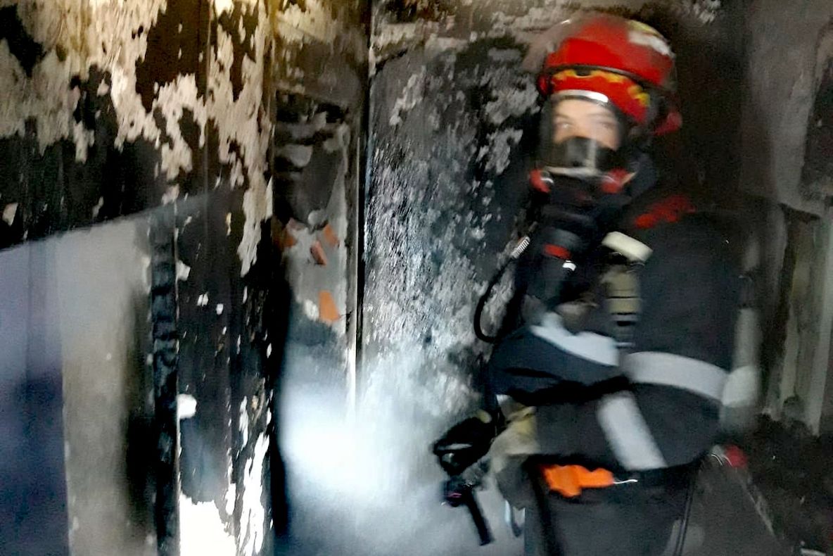 Arad: AUDIO FOTO Un bărbat de 62 de ani a murit după ce casa i-a luat foc din cauza unui scurt circuit