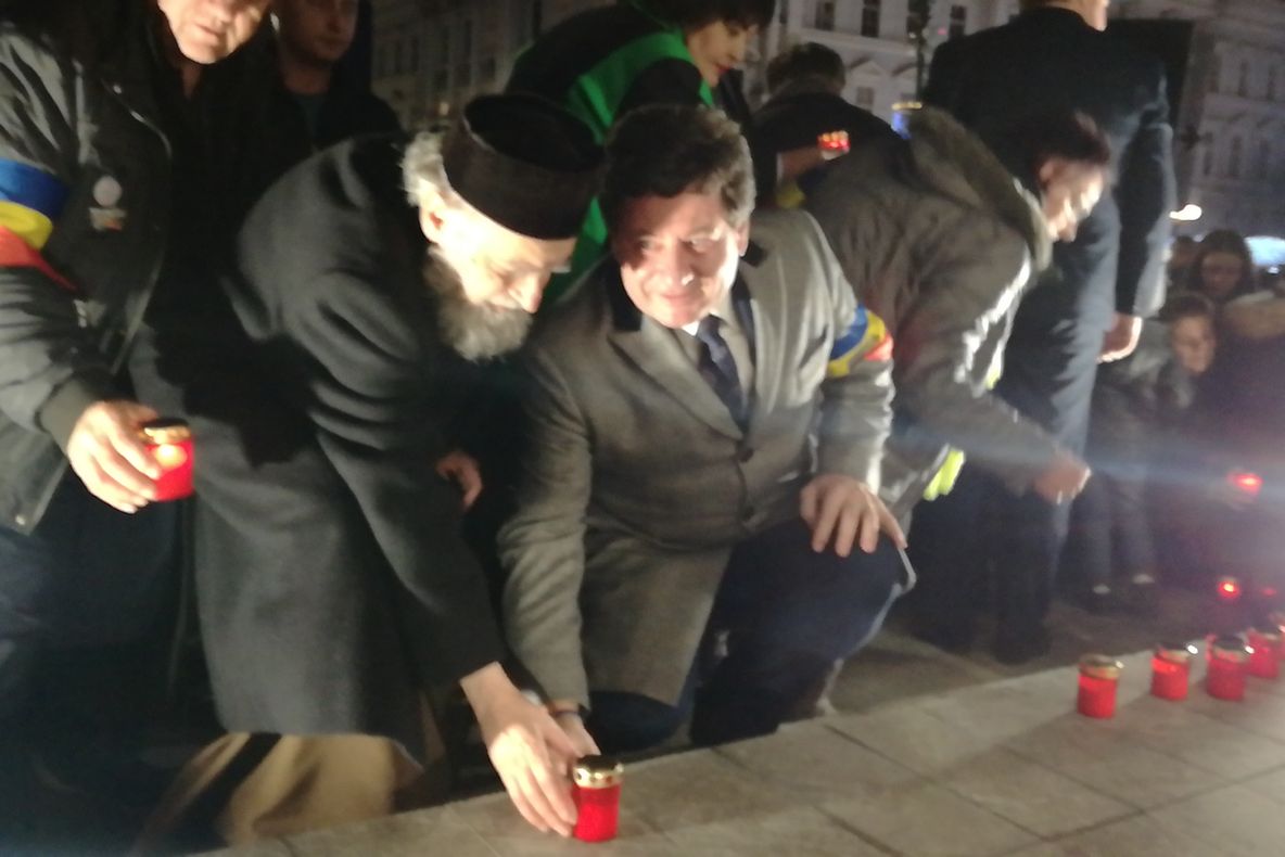 Arad: FOTO VIDEO 1.104 de arădeni cu 1.104 candele pentru cei 1.104 morți de la Revoluția din 1989. Cât de tensionată și încărcată era atmosfera pe 21 decembrie 1989. Ce își amintesc cei care au fost acolo