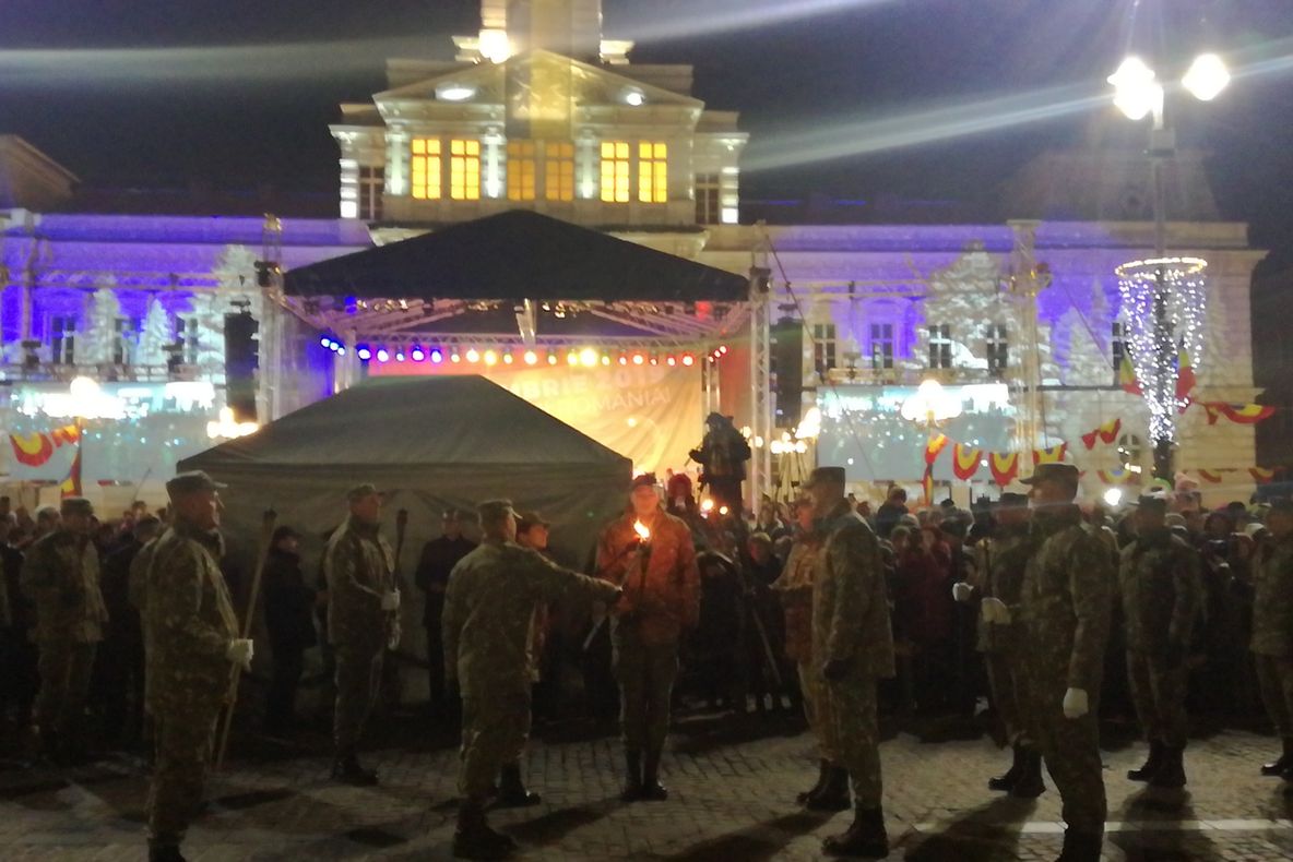 Arad: FOTO AUDIO VIDEO Retragerea cu torțe a militarilor din Cetatea Aradului: spectacol de lumină, precizie și disciplină