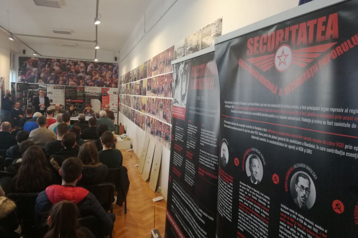 Arad: AUDIO FOTO VIDEO Revoluția din 1989. Expoziție despre cei care suferit în închisorile comuniste în anii 1950. Cum a apărut comunismul în lume și în România