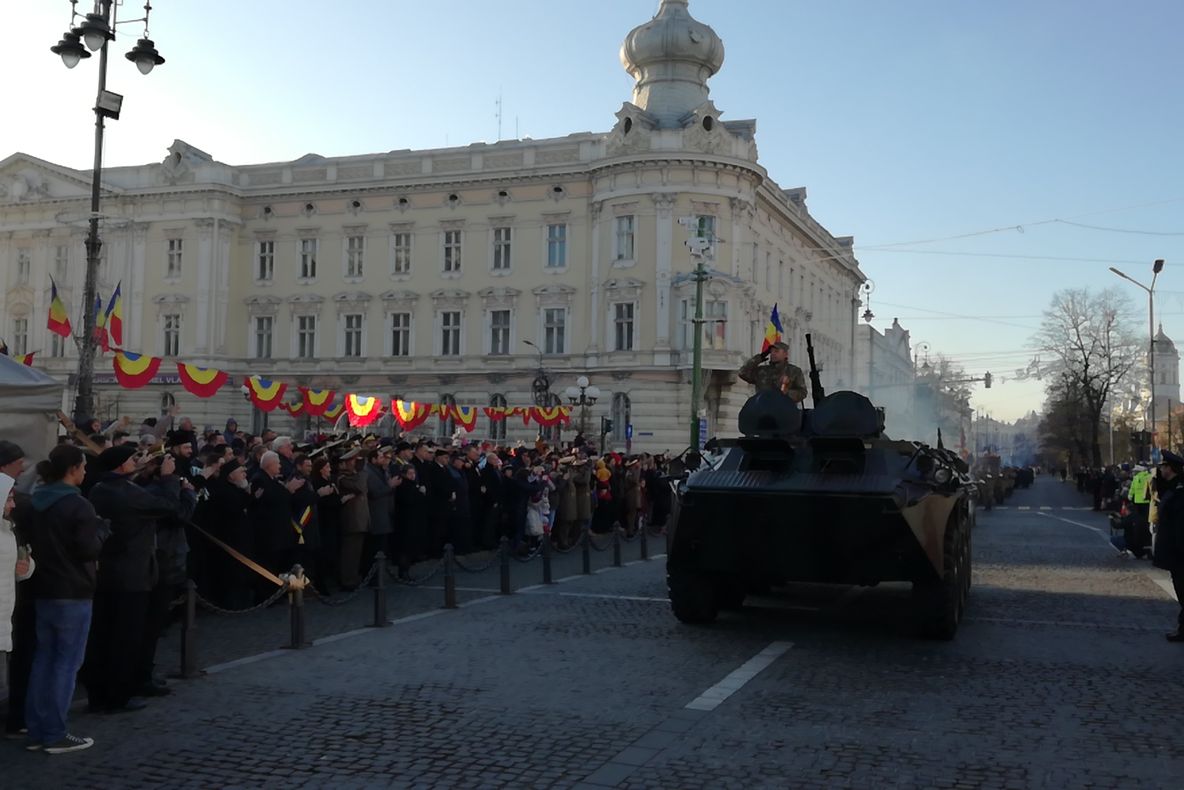 Arad: FOTO VIDEO Defilarea spectaculoasă a celor peste 200 de militari, de 1 Decembrie. Copiii care au atras toate privirile