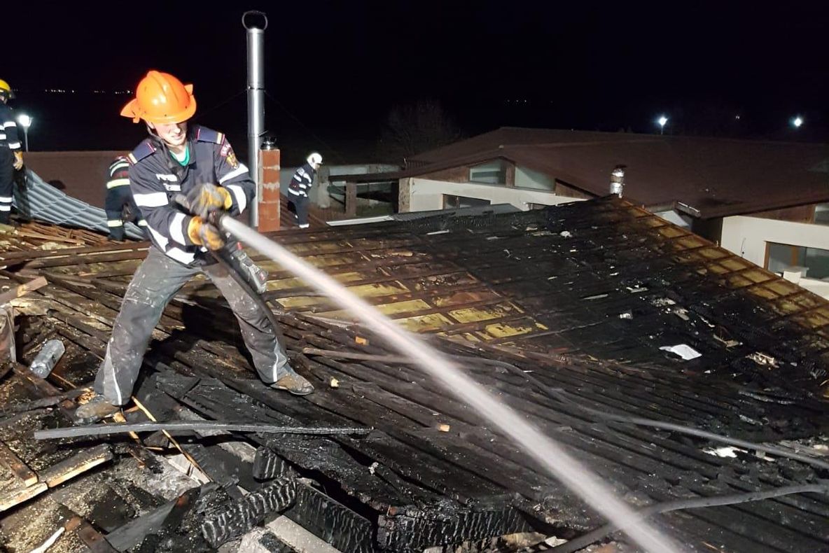 Arad: AUDIO FOTO VIDEO Pompierii din Arad, obligați să alimenteze mașinile cu apa dintr-o piscină, la un puternic incendiu dintr-un cartier rezidențial privat