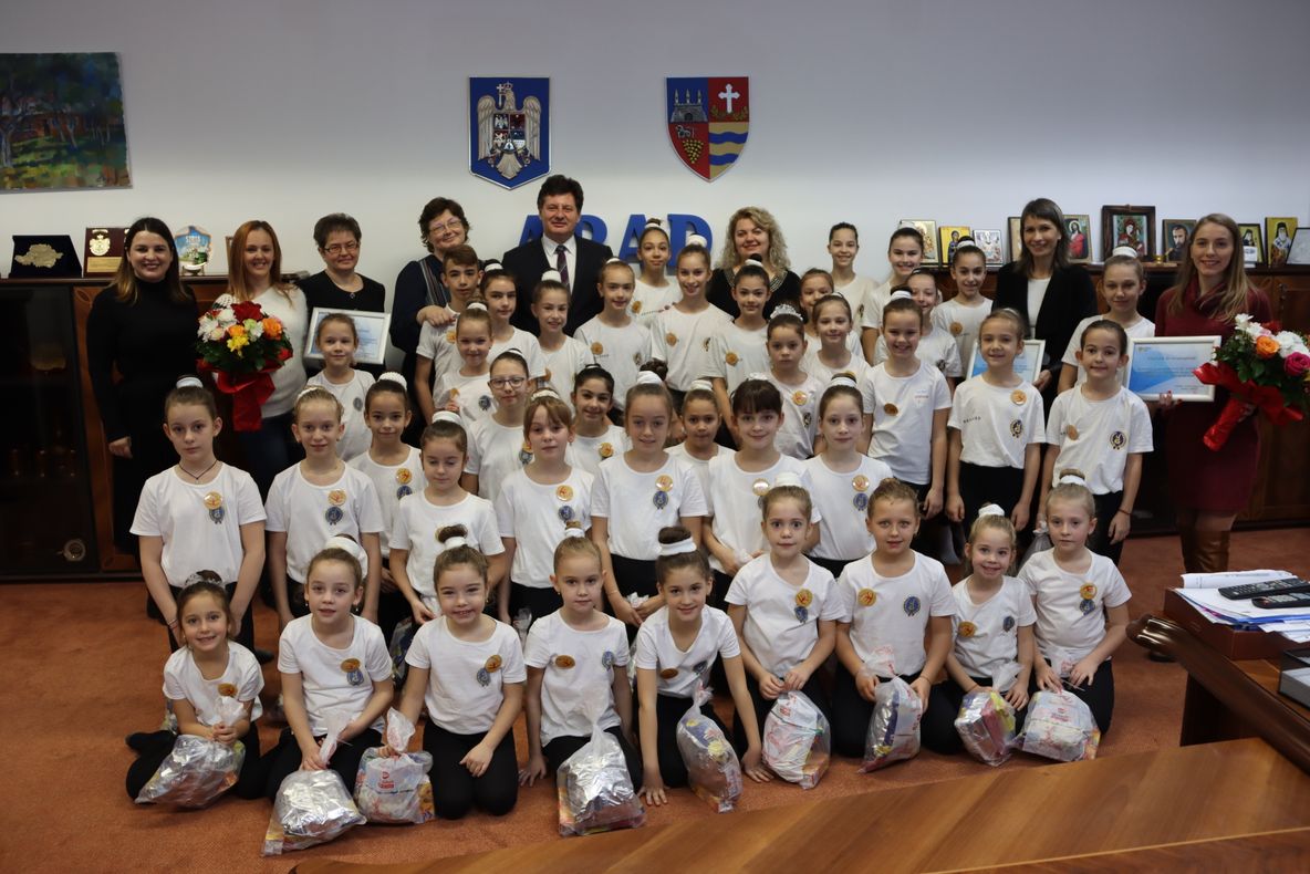 Arad: Gimnastica aerobică din Arad, premiată pentru implicarea în reabilitarea secției Pediatrie 2 din cadrul Spitalului Județean 