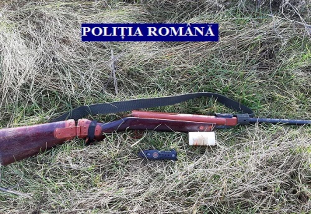 Arad: AUDIO Bărbat reținut, după ce deținea ilegal o armă letală pe care ar fi cumpărat-o de pe internet și ar fi primit-o acasă ambalată și cu muniția aferentă