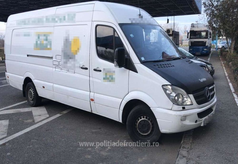 Arad: Microbuz de marfă, căutat de către autoritățile din Belgia, descoperit la frontiera cu Ungaria. Ce numere avea