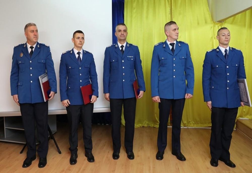 Arad: Cei 2 jandarmi-eroi, Andrei Scorţar şi Cristian Năstase, care s-au aruncat în apele reci și adânci ale Mureșului pentru a salva o femeie, avansaţi în grad, în mod excepţional, pentru fapte de eroism