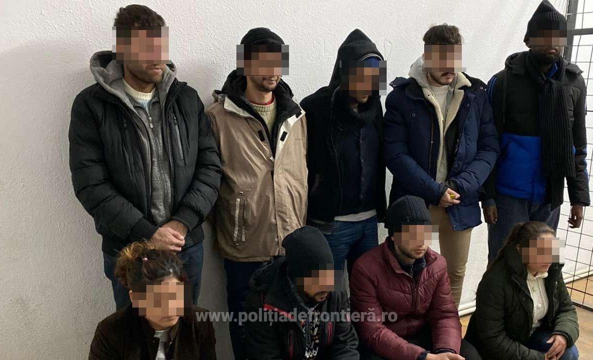 Arad: AUDIO 9 migranți și 2 călăuze din România, descoperiți, pe câmp, la frontiera cu Ungaria