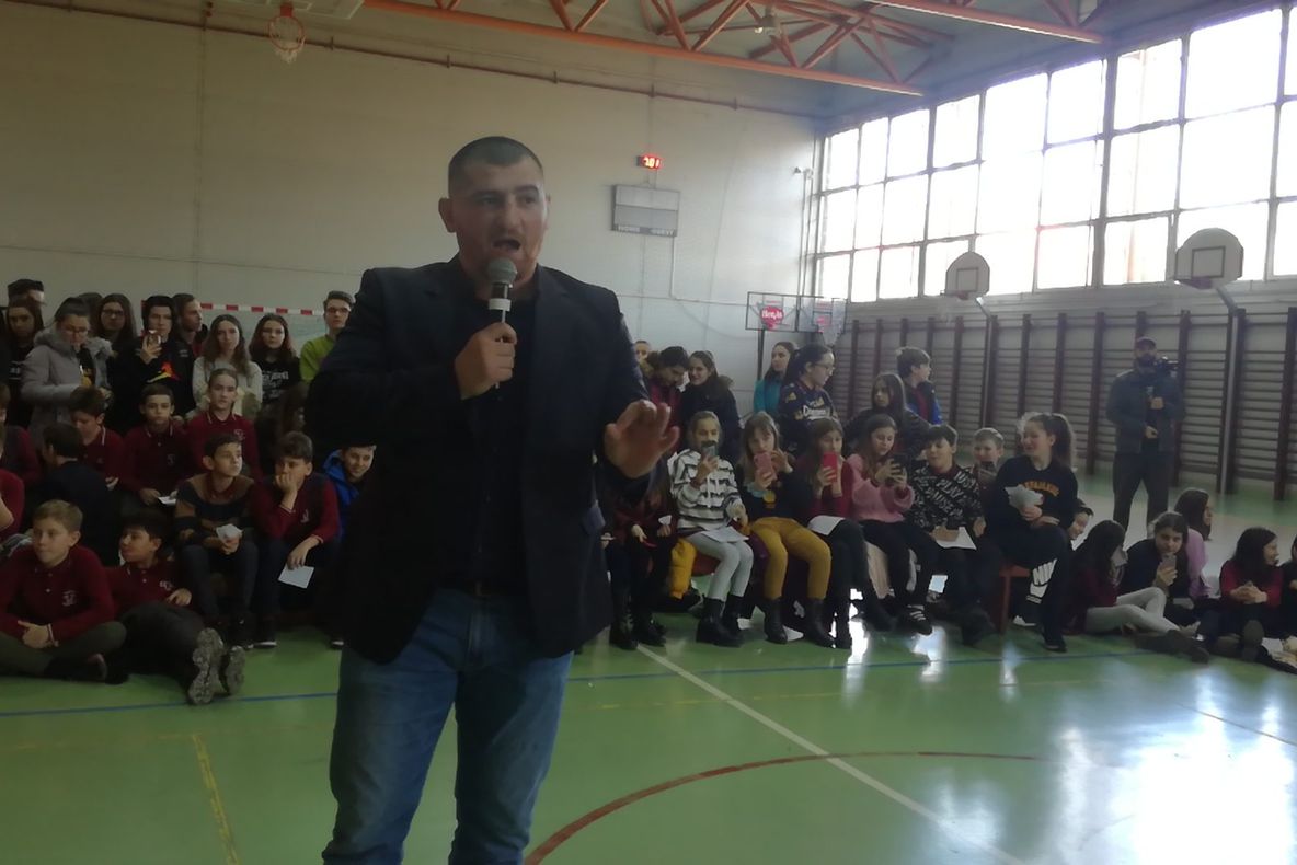 Arad: FOTO VIDEO Cunoscutul luptător Cătălin Moroșanu, victimă a bullying-ului și bătut de o fată. Cum îi spuneau colegii și cum a început să facă sport  