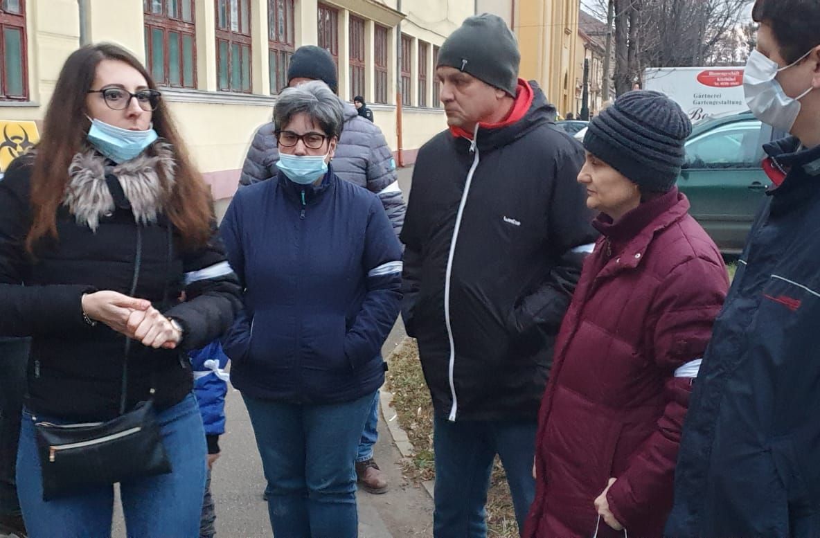 Arad: AUDIO FOTO VIDEO Cca 30 de persoane, cu măști chirurgicale pe față, la protestul pentru Liceul German din Arad. Printre protestatari, membri USR, care nu au copii la școala cu probleme