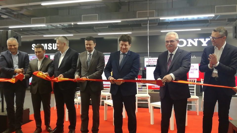 Arad: AUDIO FOTO VIDEO Cel mai mare magazin ALTEX din România se deschide la Arad ca urmare a unei investiții de peste 4 milioane de euro. Motivele