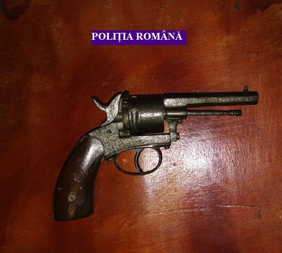 Arad: AUDIO FOTO Bărbat, reținut pentru că deținea ilegal un pistol și cartușele aferente