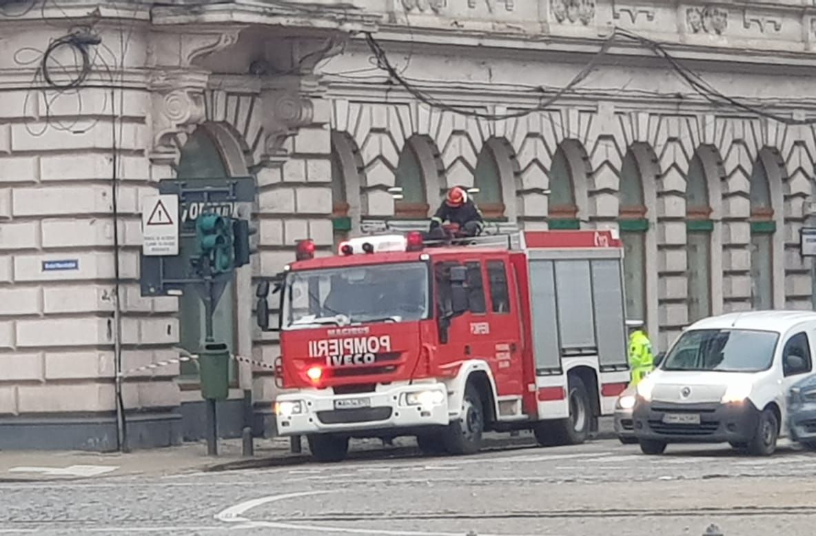 Arad: AUDIO Incident grav în centrul Aradului. Bucăți de tencuială desprinse din marele Palat Neuman au căzut pe trotuar. Reacția Primăriei Arad