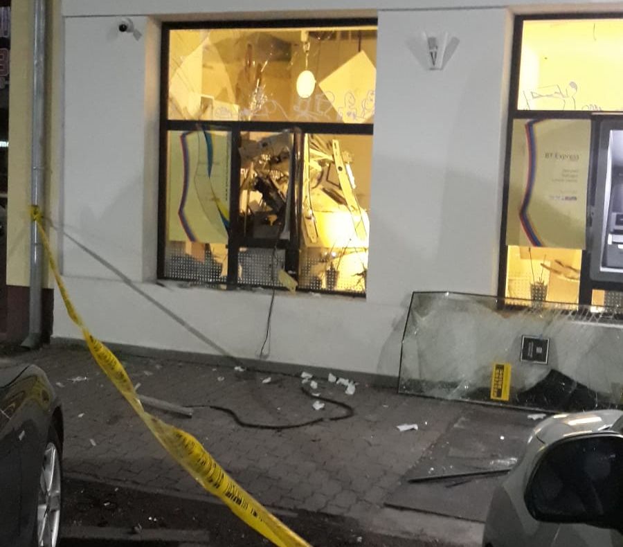 Arad: VIDEO Imagini video cu bancomatul aruncat în aer de la Arad. Este cel de-al 4 atac asupra bancomatelor cu începere din ianuarie 2019