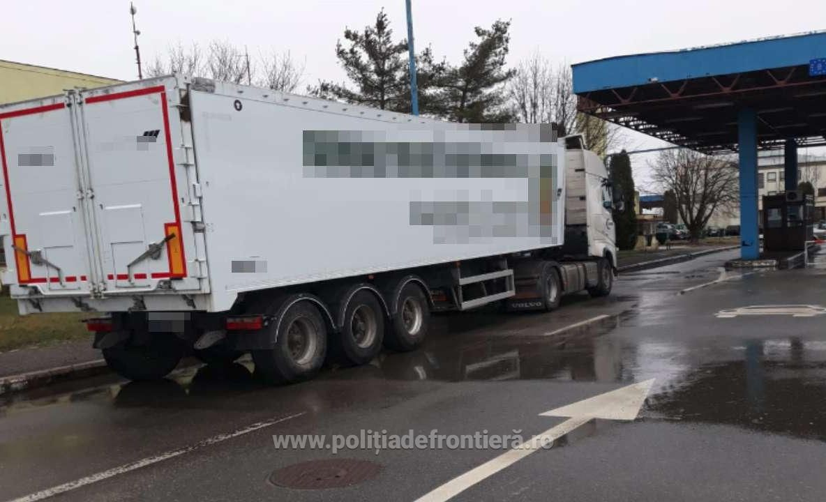 Arad: Semiremorcă de TIR cu mai multe nereguli, descoperită de către polițiștii de frontieră județul Arad. Ce probleme avea