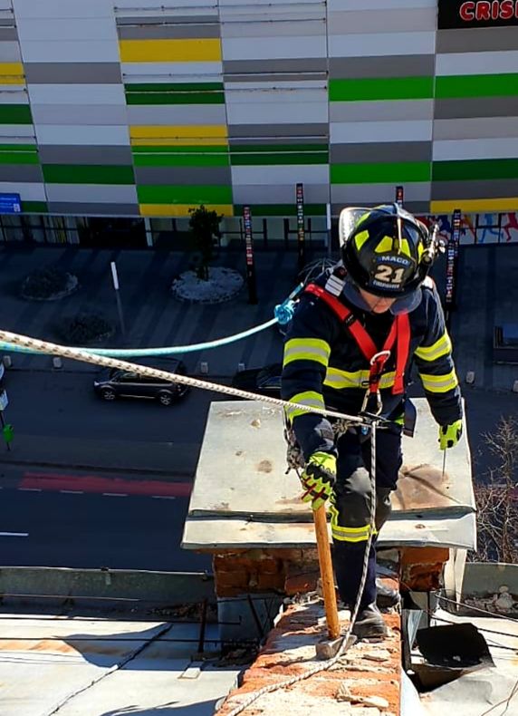 Arad: AUDIO FOTO VIDEO Imagini spectaculoase cu intervenția dificilă a pompierilor pe acoperișul unei fabrici monument istoric din Arad. Motivele