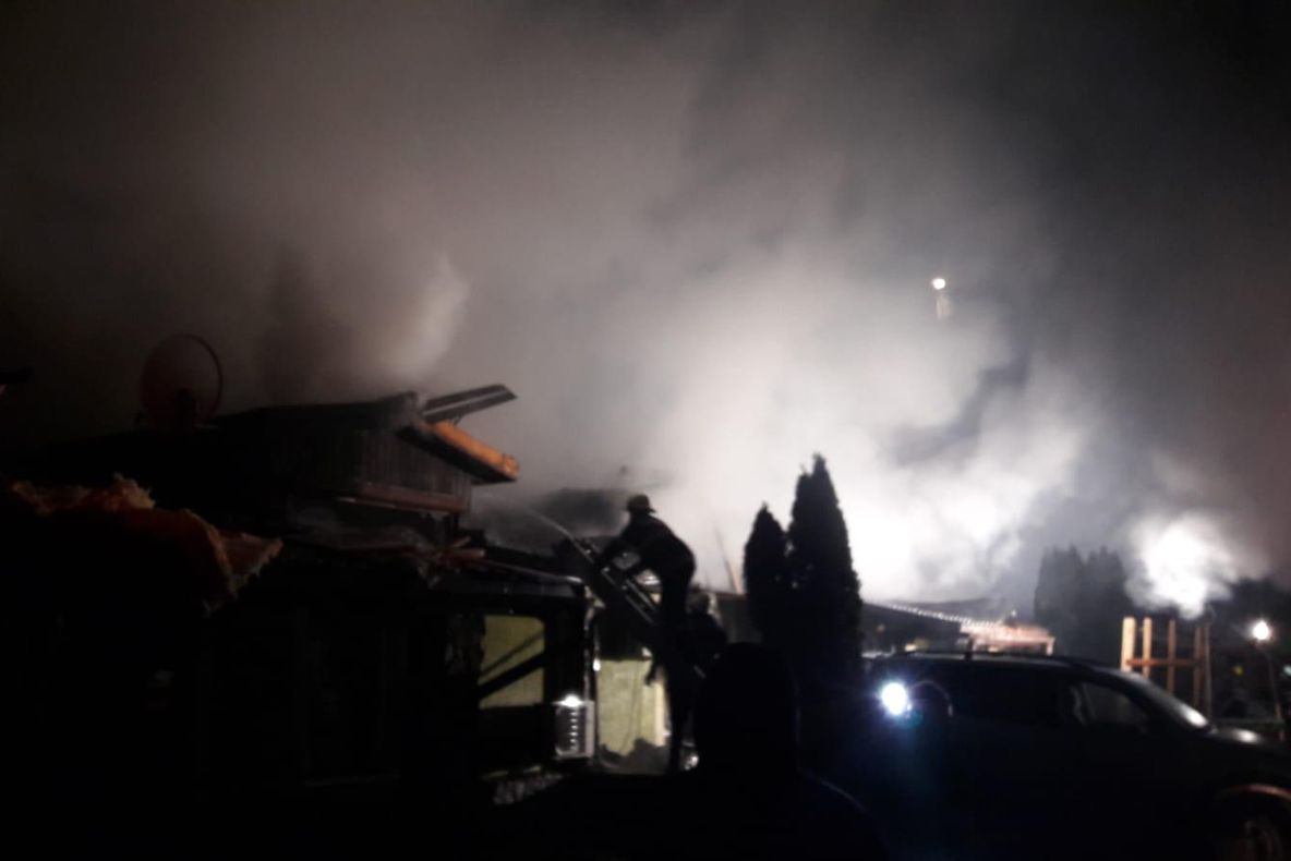 Arad: AUDIO FOTO VIDEO Explozie într-un cartier privat din Arad. Un bărbat a fost rănit, iar mai multe case au fost distruse. Este al 4-lea incendiu în același cartier din octombrie 2019 până în acest moment