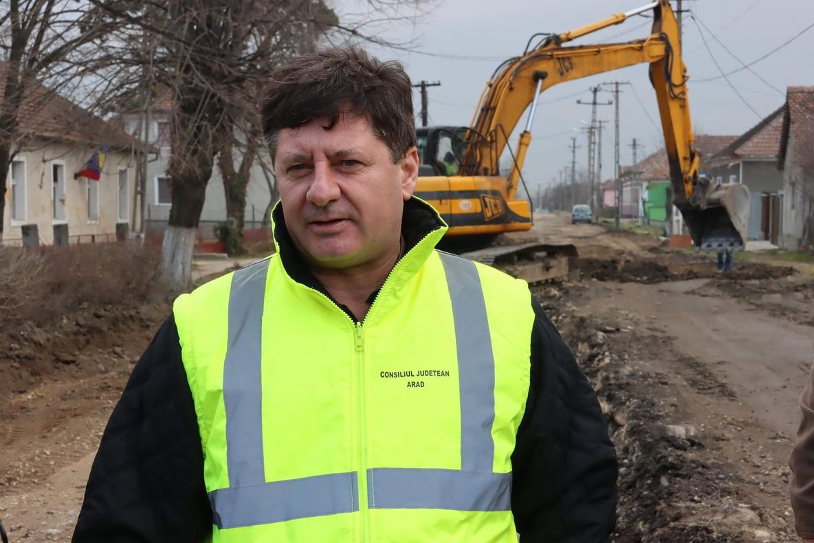 Arad: AUDIO Președintele CJ Arad, Iustin Cionca, a dispus refacerea unei porțiuni de drum din cauza unor nereguli legate de calitatea lucrării, iar asfaltul a cedat
