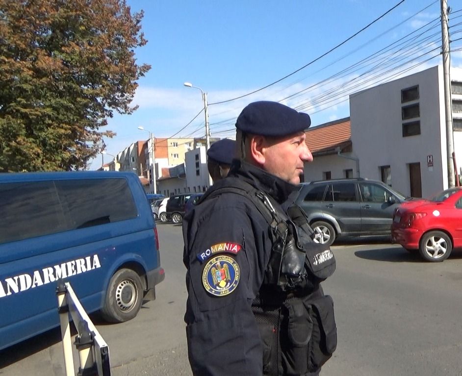 Arad: AUDIO VIDEO Cum a furat un tânăr un telefon mobil dintr-un magazin din Arad. Jandarmii l-au prins imediat în timp ce ștergea datele