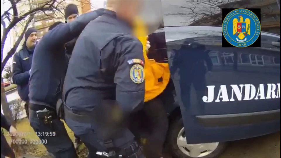 Arad: AUDIO FOTO VIDEO Bărbat de 23 de ani, amendat cu 3.200 de lei, după ce a înjurat și scuipat jandarmii. Era în evidentă stare de agitație