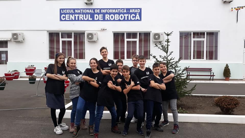 Arad: Juniorii de la Liceul Național de Informatică din Arad au câștigat trofeul "Stea în devenire" la concursul regional de robotică "FIRST® LEGO® League"