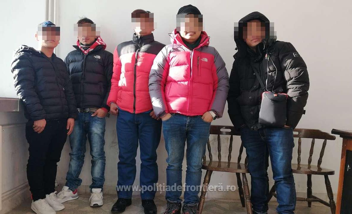Arad: Cinci cetățeni din Nepal, descoperiți când încercau să iasă din România cu acte false în valoare de mii de lei
