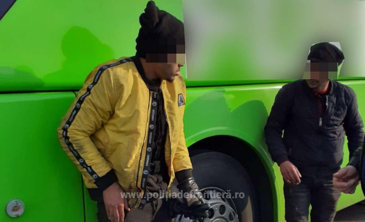 Arad: AUDIO 2 cetățeni din Egipt, descoperiți ascunși chiar pe osiile de sub un autocar, la frontiera de pe autostrada Nădlac-Arad