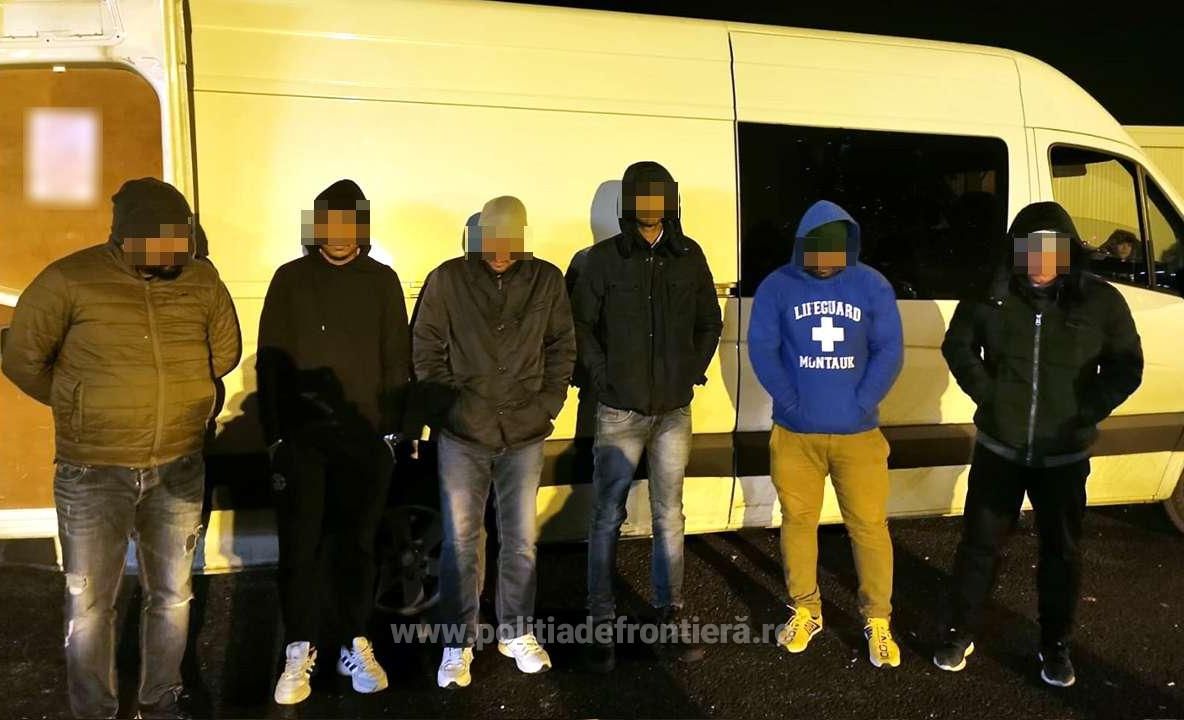 Arad: 5 cetățeni din India, descoperiți când încercau să iasă ilegal din România, ascunși printre bagajele dintr-un microbuz de marfă