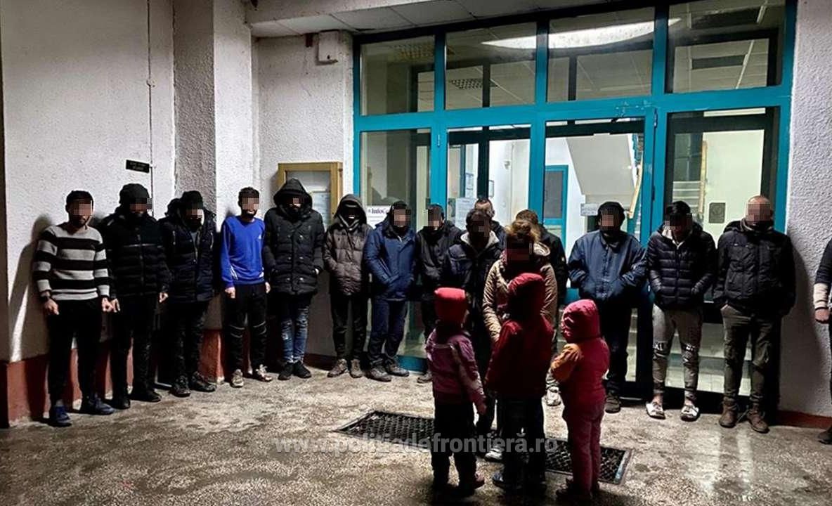 Arad: 19 cetățeni din Irak, Palestina și Siria, descoperiți când încercau să iasă ilegal din România pe jos, chiar peste câmp. 66 de migranți, într-o săptămână