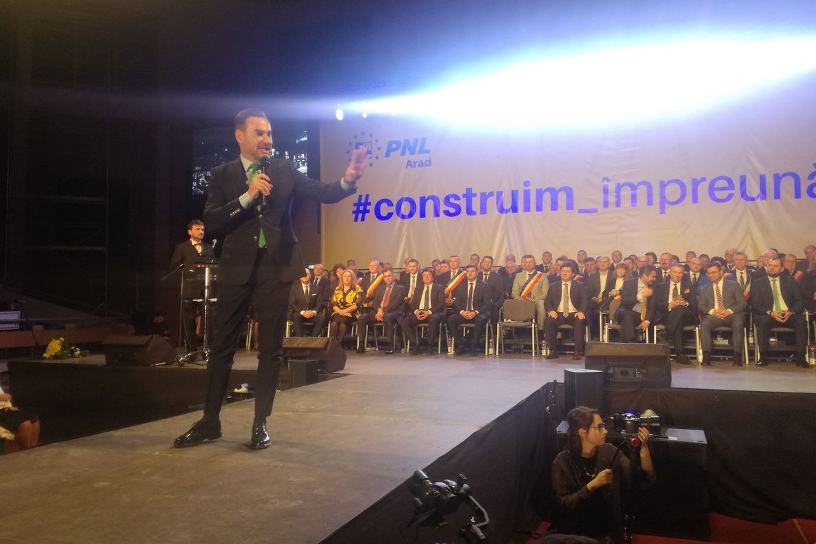 Arad: AUDIO FOTO VIDEO Mega-lansare la PNL Arad pentru candidații de la locale și Parlament, cu 5.000 de oameni. Cunoscutul solist Ionuț Langa a creat atmosfera