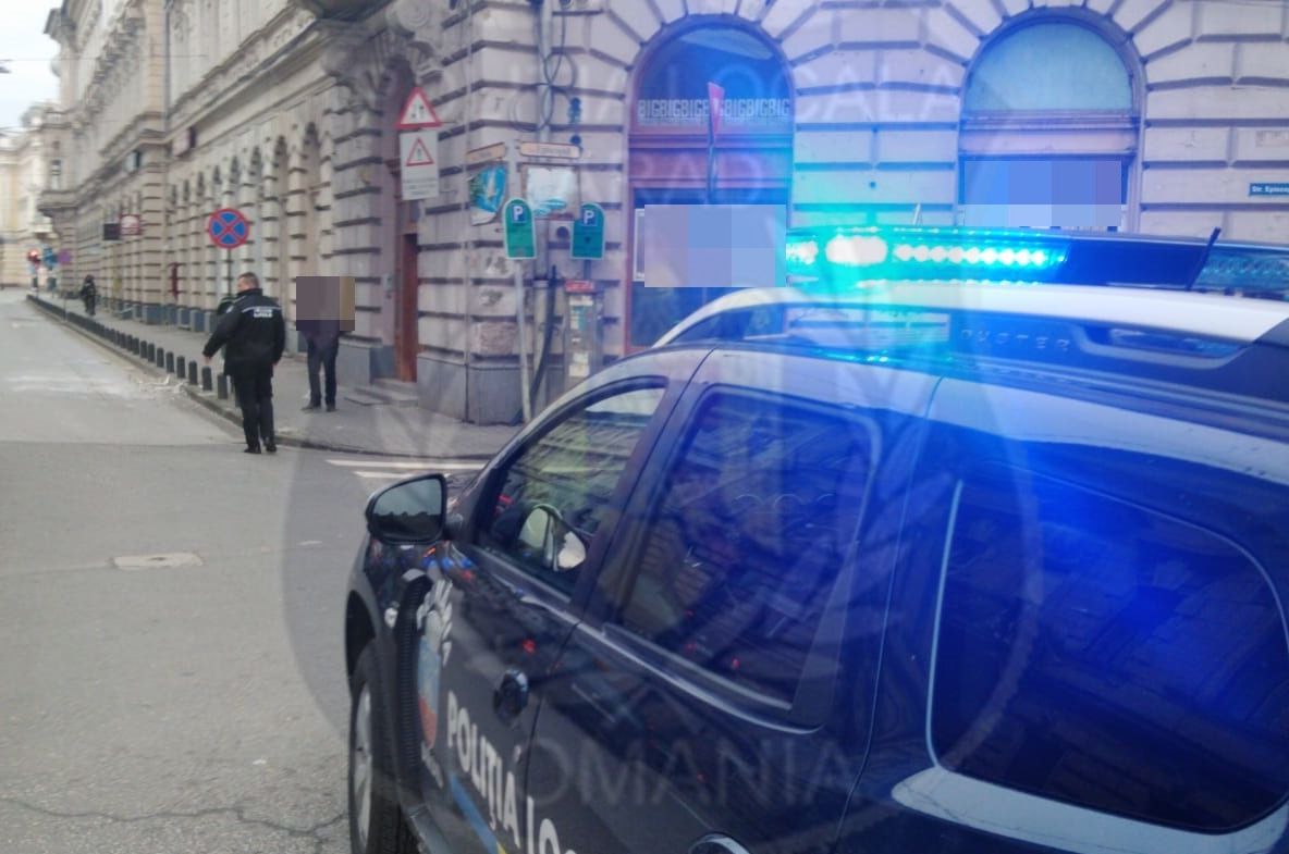 Arad: Desprinderi de ornamente și învelitori de pe clădiri, din cauza vântului puternic