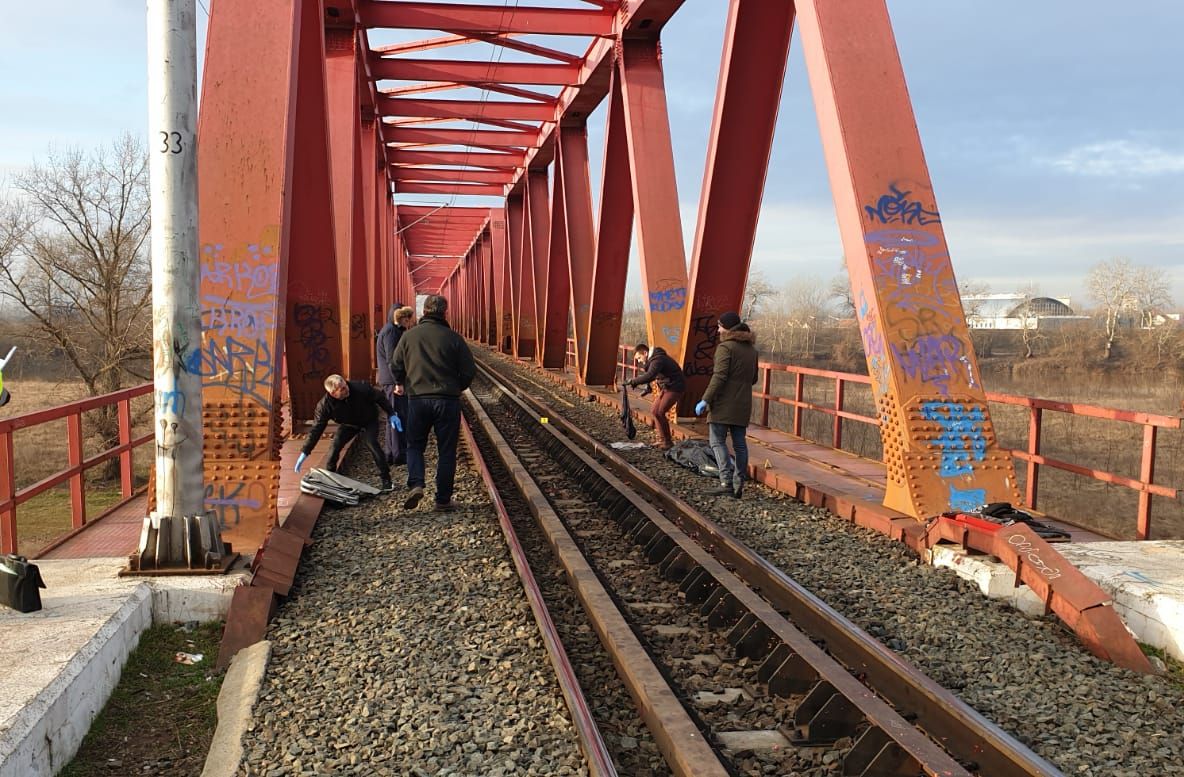 Arad: Cadavrul unui tânăr de 19 ani din Arad, găsit pe calea ferată care leagă Aradul de Timișoara. Ce spun polițiștii