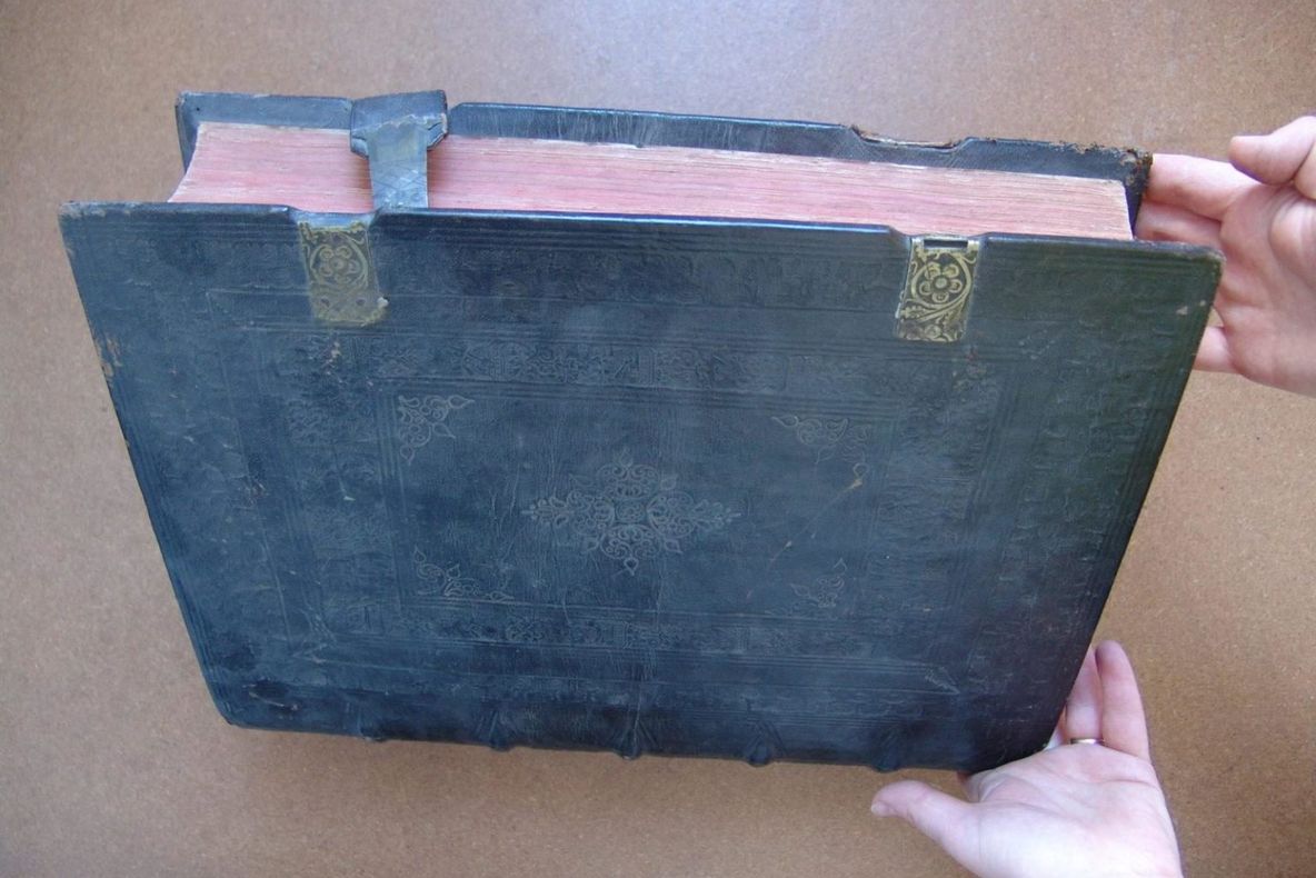 Arad: Cartea lunii este o lucrare unică în România, publicată în 1485. De ce este specială și cum arată