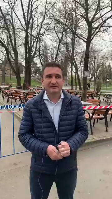 Arad: VIDEO Zona cu mese de șah din parcul central din Arad, închisă cu benzi de acces interzis și garduri ale Poliției Locale. Locurile de joacă, închise. Primarul Călin Bibarț: vom trece cu bine, avem o genă sănătoasă