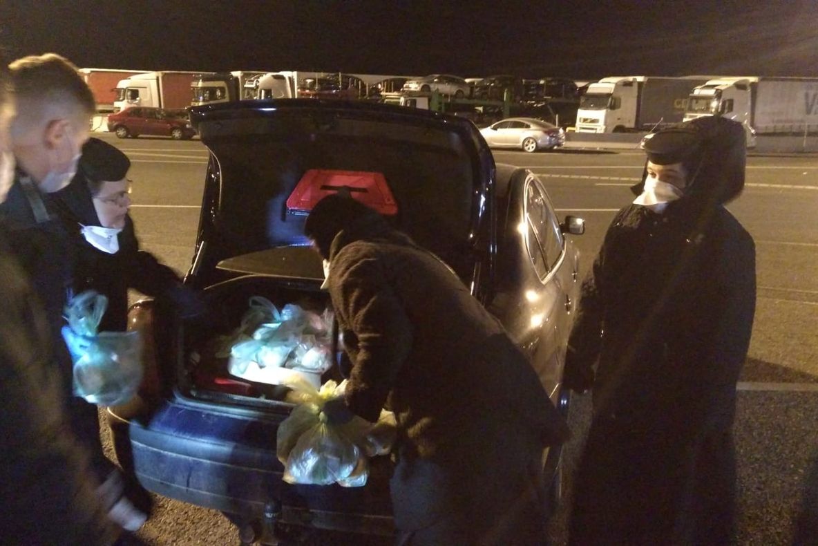 Arad: Călugărițele de la Schitul Tămand din județul Arad au dat o mână de ajutor în lupta cu coronavirusul. Gestul nobil pe care l-a făcut Biserica: 200 de pachete cu mâncare pentru autoritățile din Nădlac 2