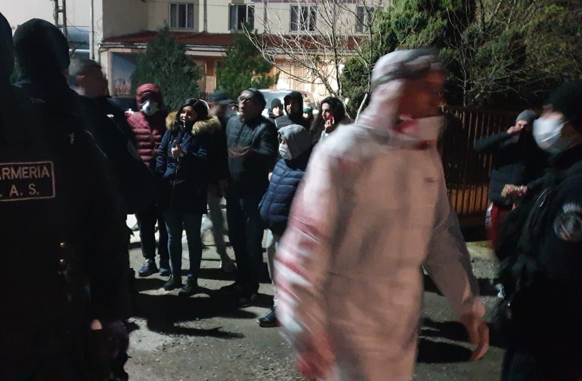 Arad: FOTO VIDEO Ce spune Prefectura despre protestul dintr-un centru de carantină din Arad