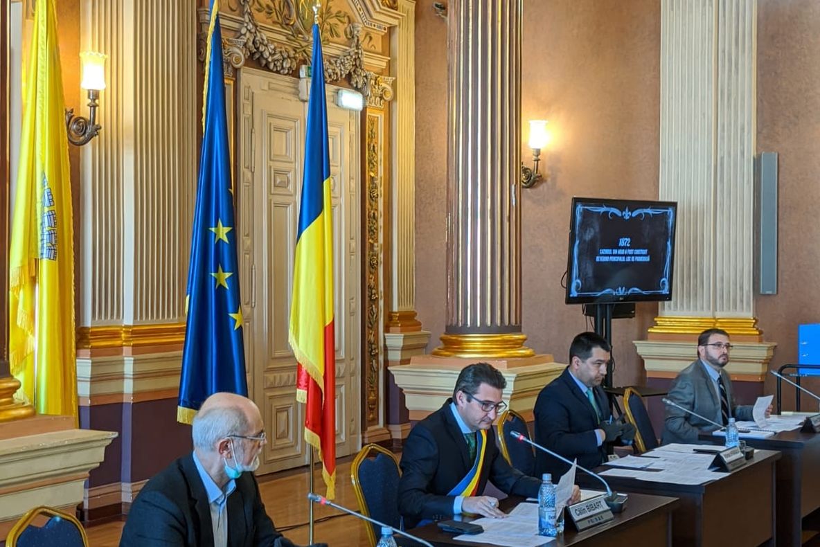 Arad: Consilierii municipalil, cu măşti şi mănuşi de protecţie, la ședința Consiliului Local