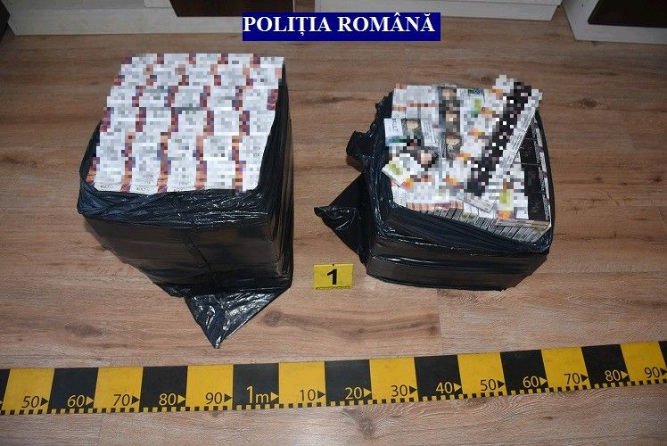 Arad: Peste 260.000 de țigări de contrabandă, dar și sume de bani - 204.475 de lei, 23.615 de euro și 4.800 de dolari, confiscate de către polițiștii din Arad
